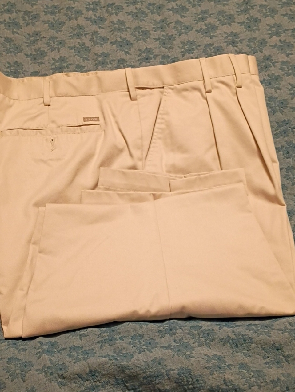 Izod Men's Pleated Chinos in Light Beige *GUC*